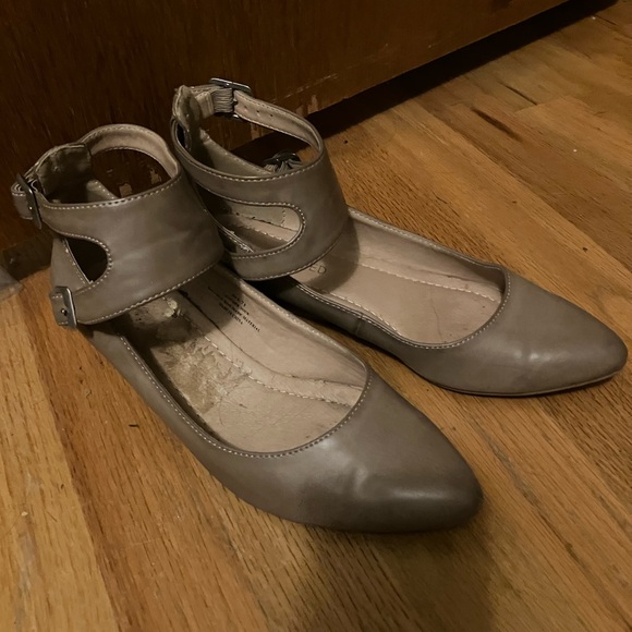 Restricted Grey Almond Toe Low Wedge Wide Ankle Strap Side Buckle sz 7.5 Demure - Picture 2 of 9